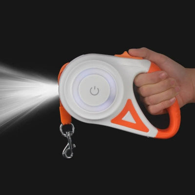 Laisse pour chien | Enrouleur AutoM LED™-Gros plan Chien en balade